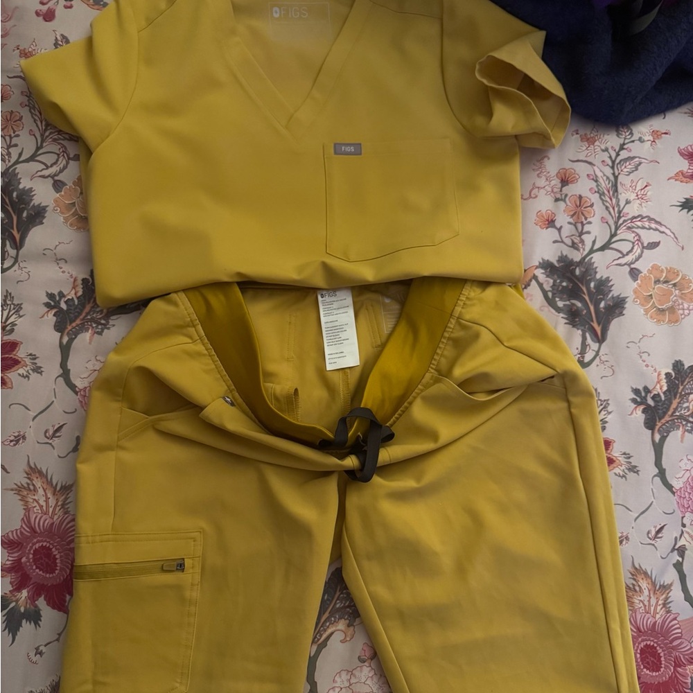 Figs Women's Mustard Scrub Set